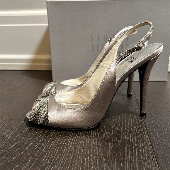 Stuart Weitzman Silver Satin Peep Tor Size 9 *NEVER WORN* small mark on heel - Picture 3 of 9